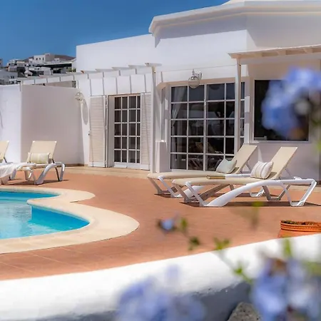 Дом отдыха Amazing 3 Bedroom Ocean View With Pool Тиас