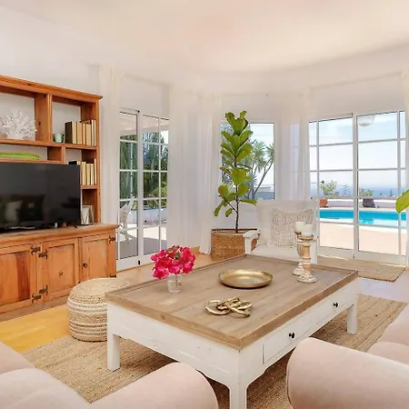 Amazing 3 Bedroom Ocean View With Pool בית נופש